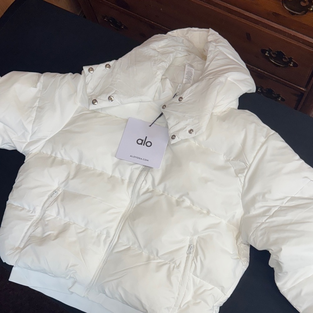 Alo Yoga Women’s White Hooded Puffer Jacket Size Medium NWT